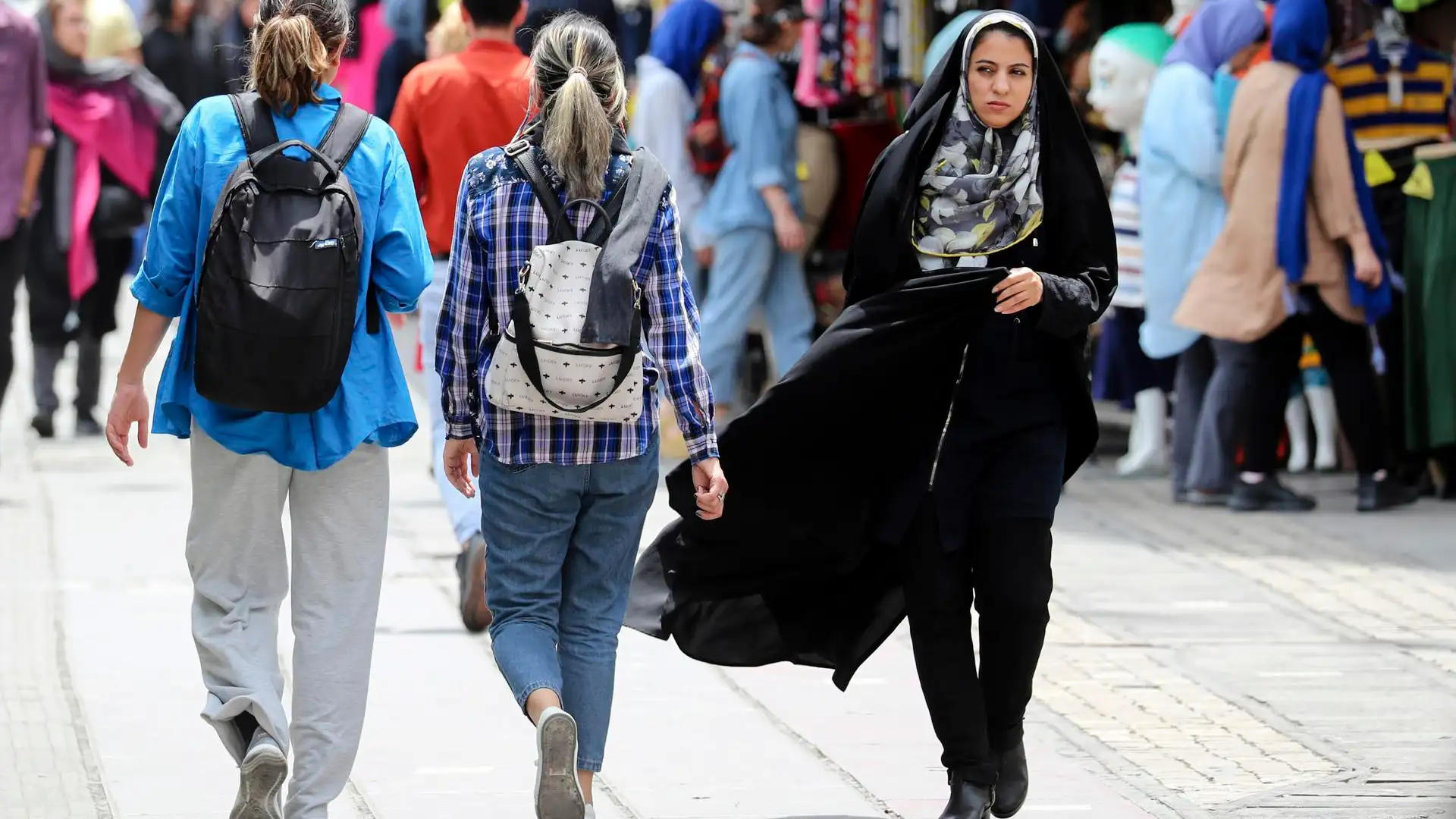 Imagen de mujeres paseando sin velo por las calles de Teher&aacute;n