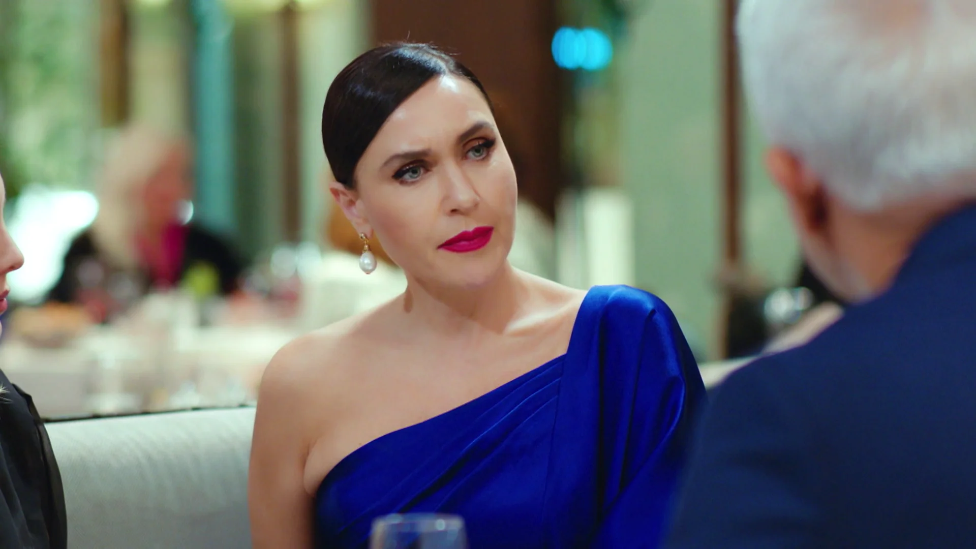 Ender le cuenta a Yildiz que Halit le quitó sus acciones... ¿está el empresario a punto de arruinarse? Ender le cuenta a Yildiz que Halit le quitó sus acciones... ¿está el empresario a punto de arruinarse?