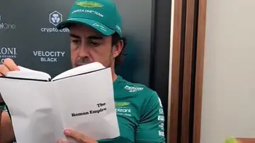 Fernando Alonso leyendo un libro en su TikTok
