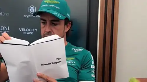 Fernando Alonso leyendo un libro en su TikTok