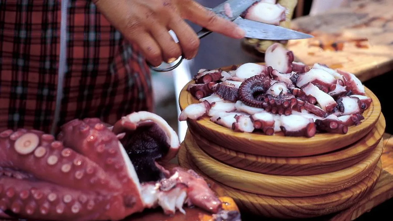 Persona preparando pulpo Persona preparando pulpo