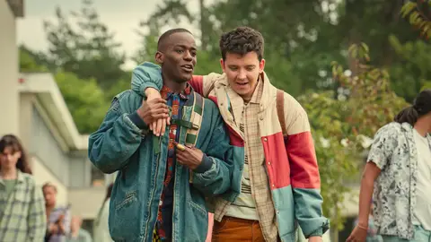Ncuti Gatwa y Asa Butterfield como Eric y Otis en la temporada 4 de Sex Education Ncuti Gatwa y Asa Butterfield como Eric y Otis en la temporada 4 de Sex Education