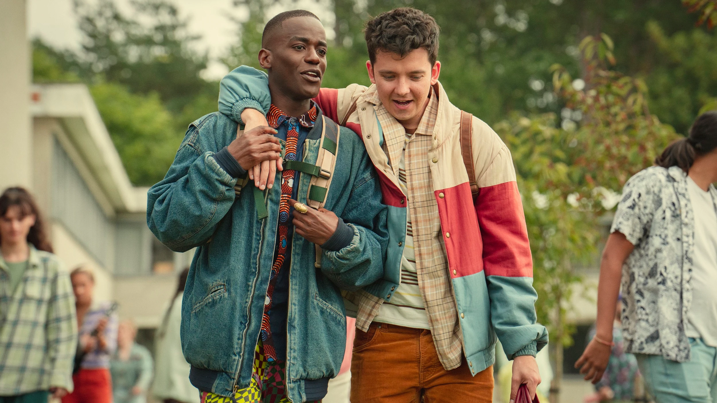 Ncuti Gatwa y Asa Butterfield como Eric y Otis en la temporada 4 de Sex Education Ncuti Gatwa y Asa Butterfield como Eric y Otis en la temporada 4 de Sex Education