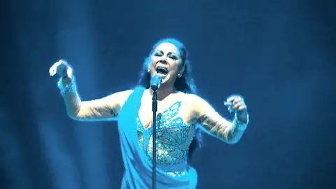 Isabel Pantoja vende entradas a 10 euros para sus fans desempleados en su vuelta a los escenarios en Sevilla Isabel Pantoja vende entradas a 10 euros para sus fans desempleados en su vuelta a los escenarios en Sevilla