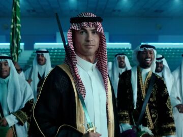 Cristiano Ronaldo vestido con el traje tradicional saudí
