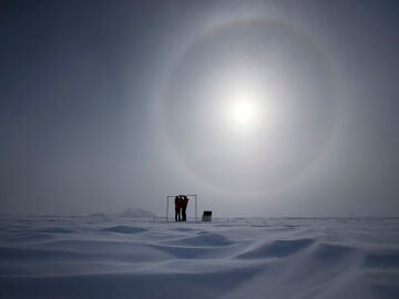 Imagen de dos científicos midiendo la radiación solar en el campamento Glaciar Union, a 1000 km del Polo Sur