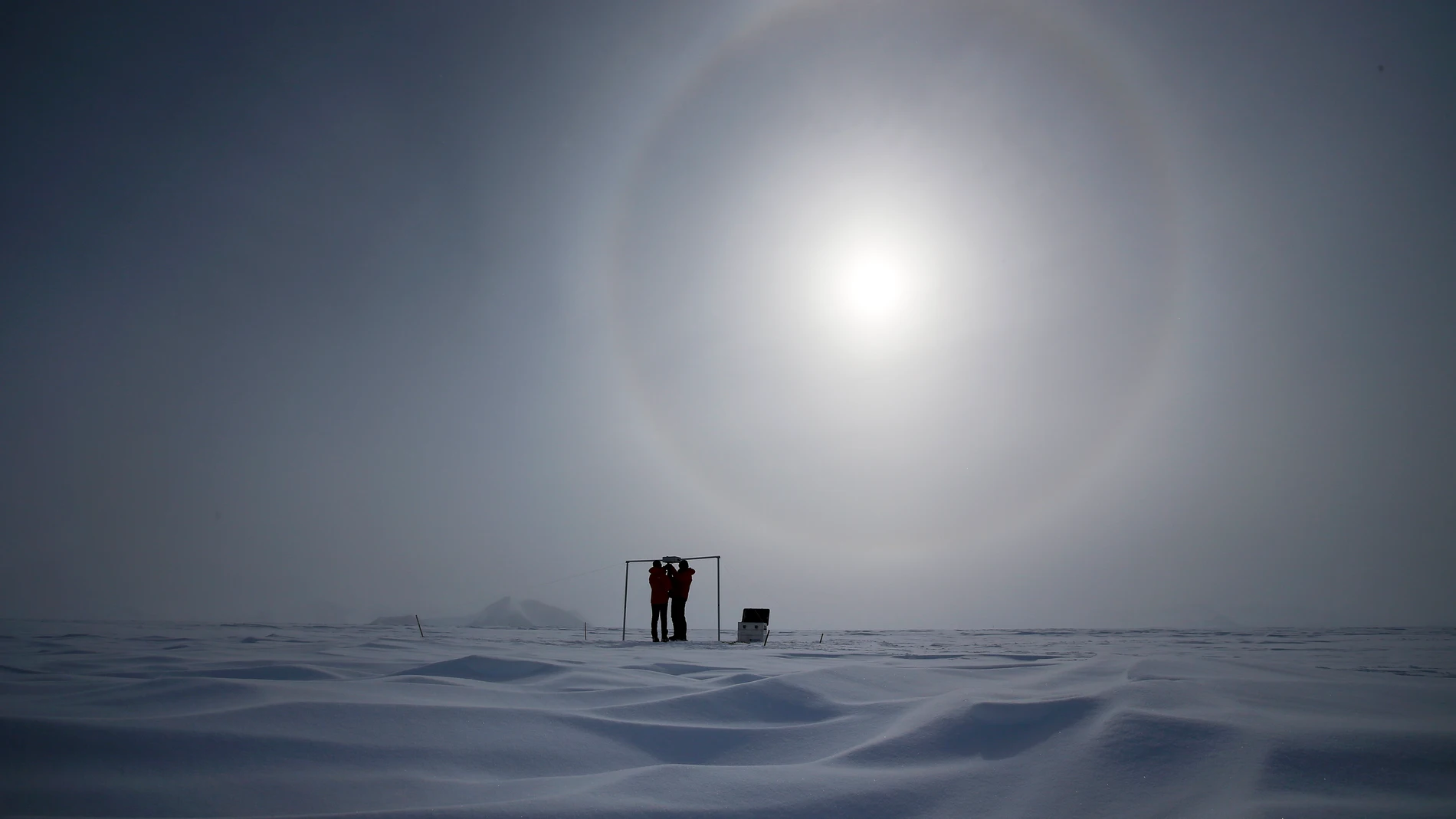 Imagen de dos científicos midiendo la radiación solar en el campamento Glaciar Union, a 1000 km del Polo Sur