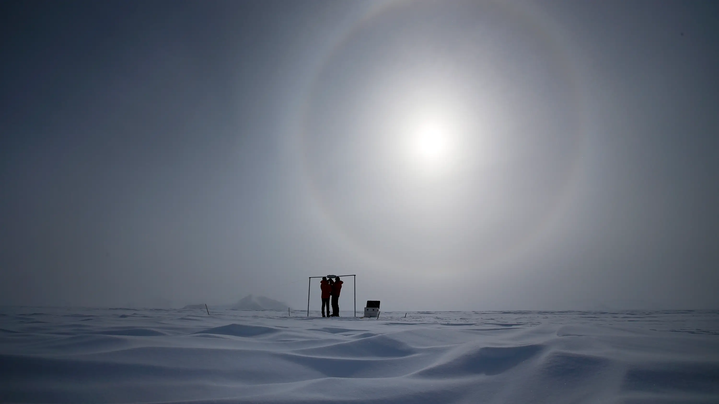 Imagen de dos cient&iacute;ficos midiendo la radiaci&oacute;n solar en el campamento Glaciar Union, a 1000 km del Polo Sur