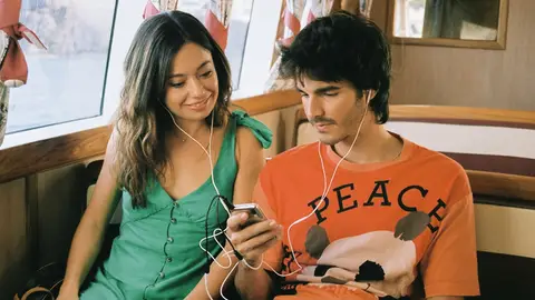 Anna Castillo y Álvaro Mel en una escena de Un cuento perfecto Anna Castillo y Álvaro Mel en una escena de Un cuento perfecto