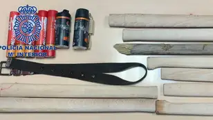 Palos y artefactos explosivos requisados por la Policía Nacional