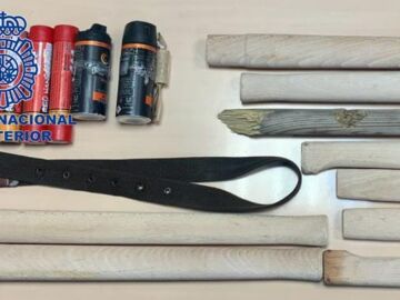 Palos y artefactos explosivos requisados por la Policía Nacional