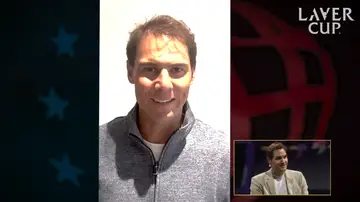 Nadal preguntando a Federer en directo en la Laver Cup 2023
