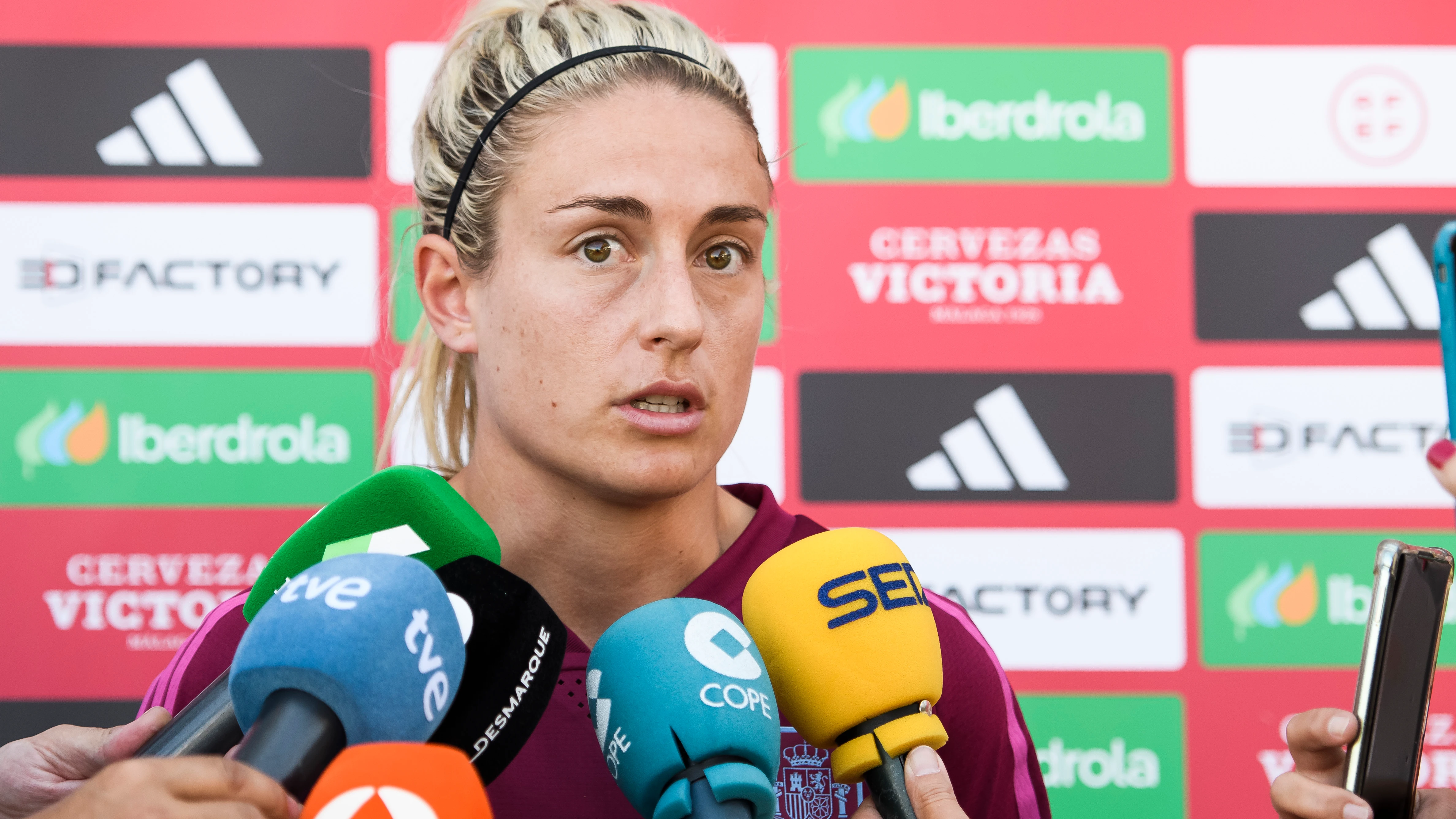 Alexia Putellas atiende a los medios de comunicaci&oacute;n en Sevilla
