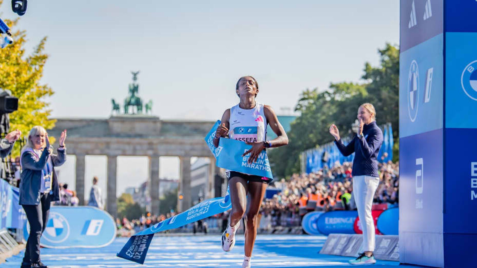 Una etíope destroza en Berlín el récord del mundo de maratón