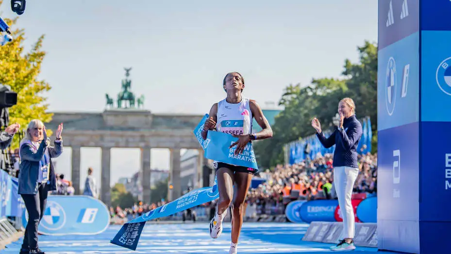 Assefa pulveriza el r&eacute;cord de marat&oacute;n en Berl&iacute;n