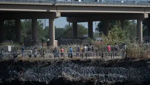 Un grupo de migrantes camina del lado de Estados Unidos