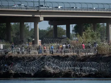 Un grupo de migrantes camina del lado de Estados Unidos