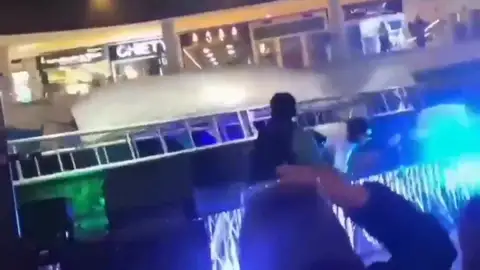 Momento en el que cae el escenario sobre los bailarines Momento en el que cae el escenario sobre los bailarines