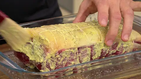 Después pringa por completo el trozo de carne Después pringa por completo el trozo de carne