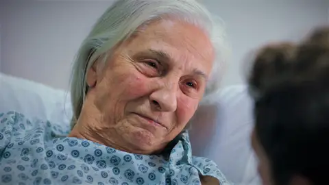 La petición de la señora Sevgi tras reencontrase con Ömer: "Prométeme que tu padre y tú llegaréis a quereros” La petición de la señora Sevgi tras reencontrase con Ömer: "Prométeme que tu padre y tú llegaréis a quereros”