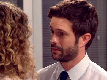 Román no puede contener sus ganas de besar a Lola