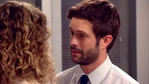 Román no puede contener sus ganas de besar a Lola Román no puede contener sus ganas de besar a Lola