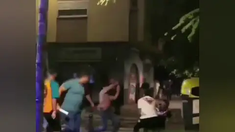 Una batalla campal con palos y martillos en Valencia deja 6 detenidos Una batalla campal con palos y martillos en Valencia deja 6 detenidos