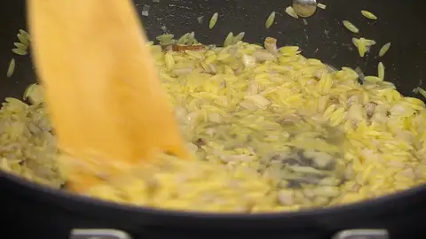 Añade la pasta y rehoga un poco Añade la pasta y rehoga un poco