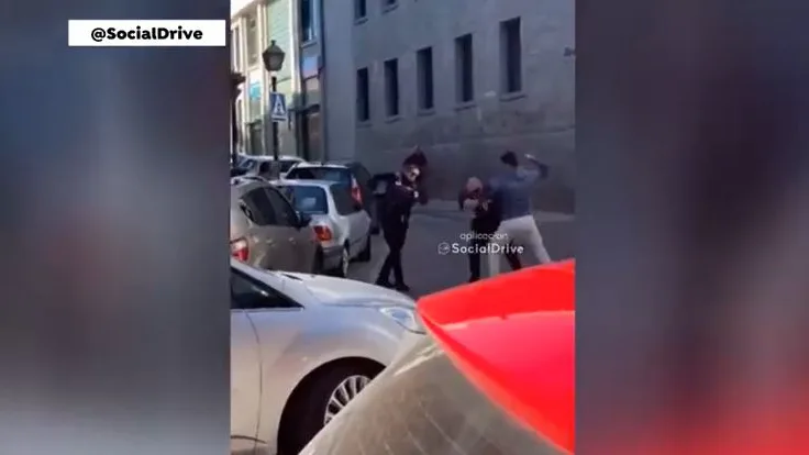 Golpea a dos policias Golpea a dos policias