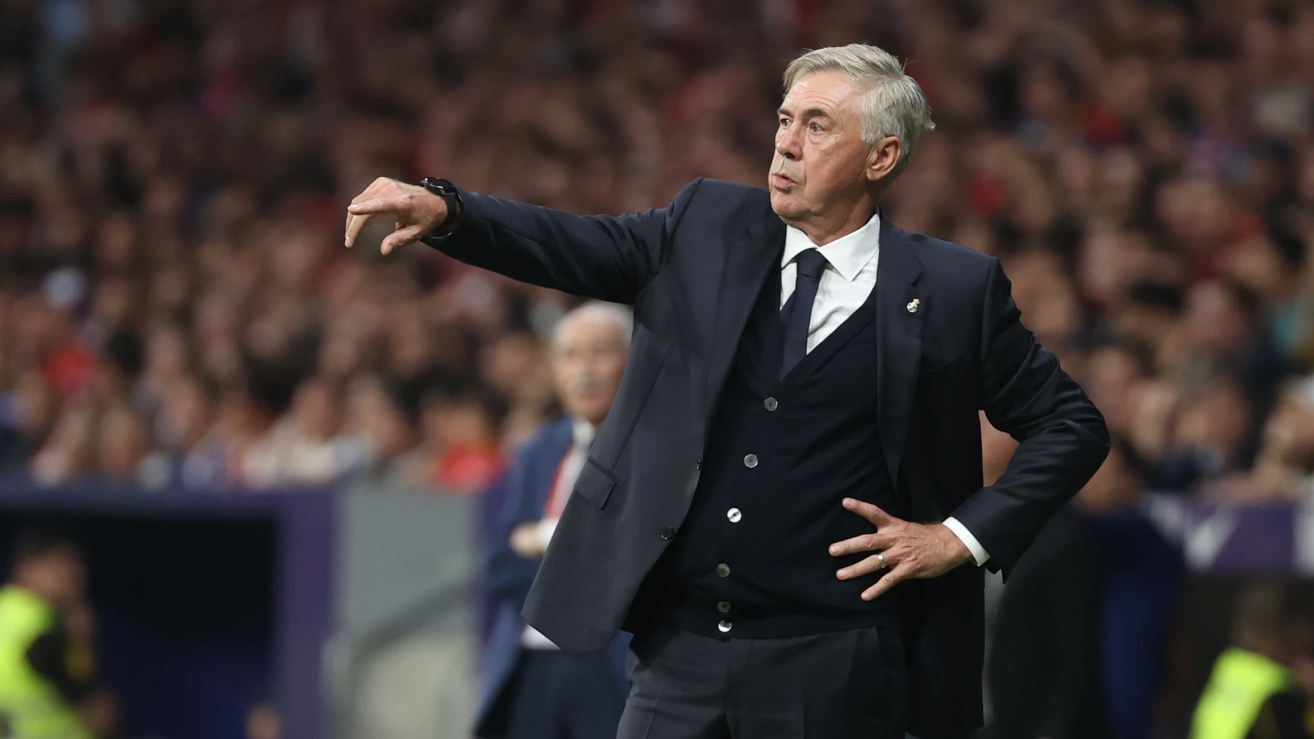 Carlo Ancelotti da instrucciones a sus jugadores en el Metropolitano