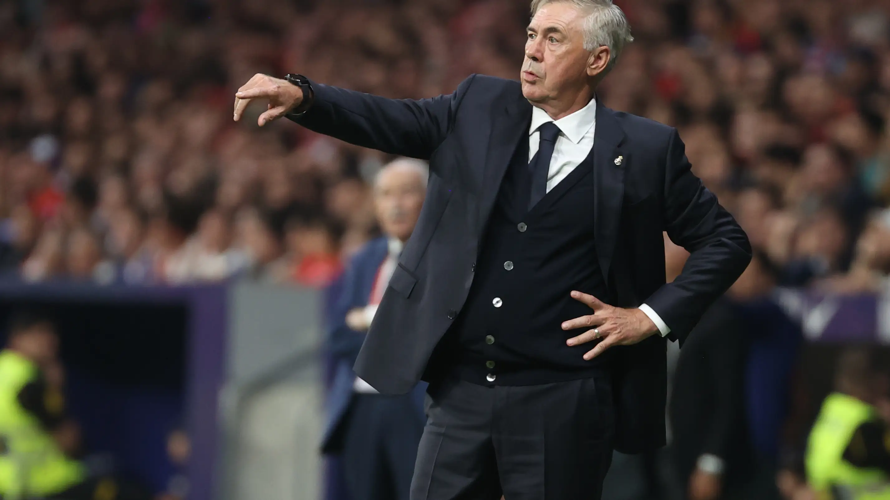 Carlo Ancelotti da instrucciones a sus jugadores en el Metropolitano