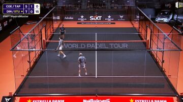 Franco Stupaczuk rescata un remate de Coello en la final de Madrid