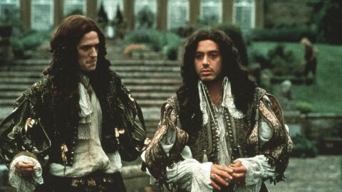 Hugh Grant y Robert Downey Jr. en Restoration
