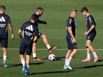 Arda Güler, en el entrenamiento del Real Madrid en Valdebebasa