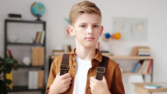 Ni&ntilde;o con mochila