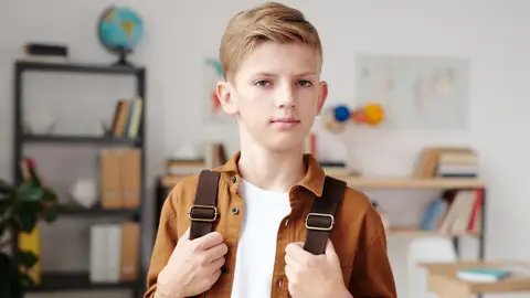 Niño con mochila Niño con mochila