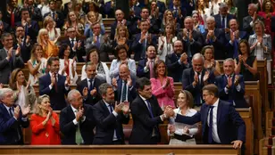  La bancada popular aplaude al presidente del PP y candidato a la presidencia del Gobierno, Alberto Núñez Feijóo tras su intervención