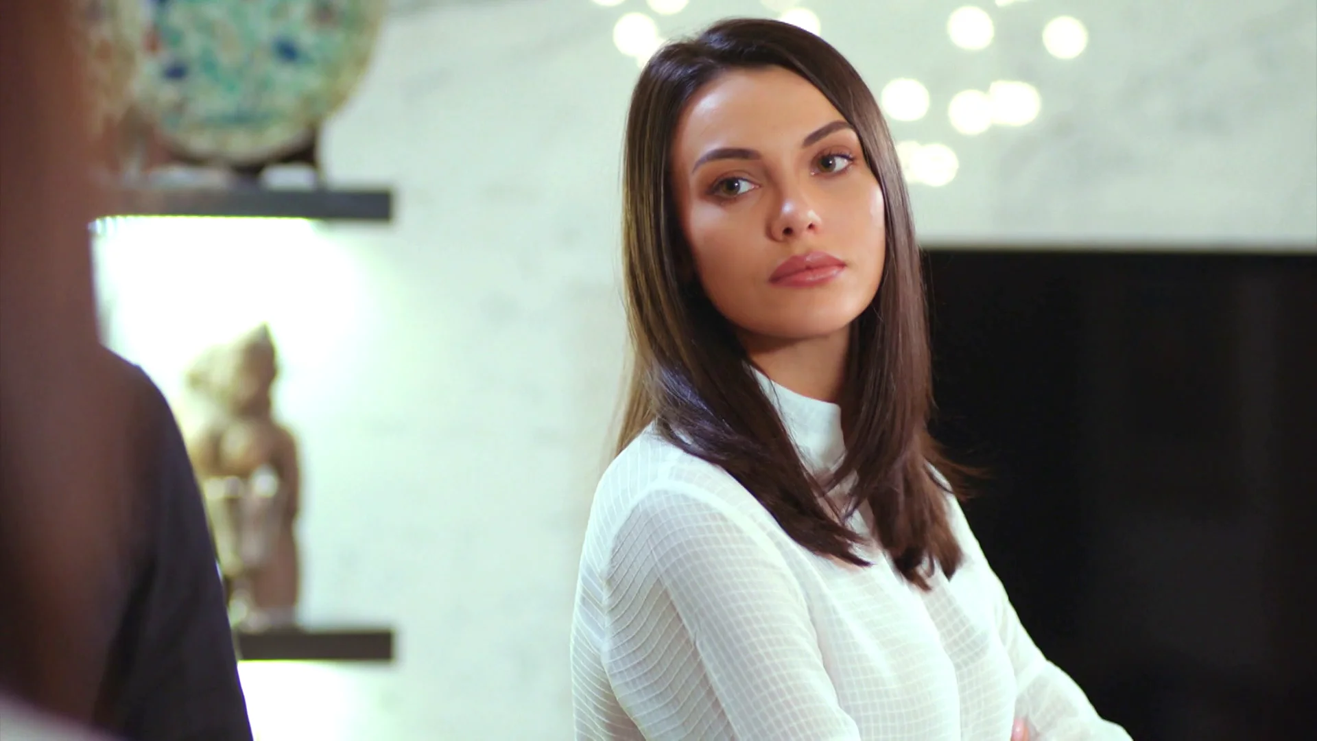 Ender interrumpe la cena de Leyla y Kaya con la excusa de ver a su hijo 