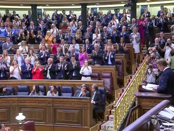 Gritos de "cobarde, cobarde" a Pedro Sánchez tras elegir a Puente para replicar a Feijóo en la investidura