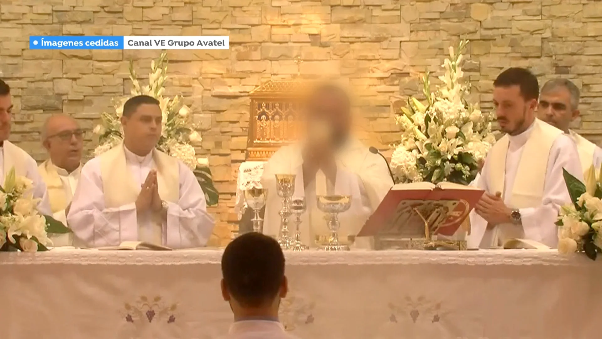 El cura ofreciendo misa