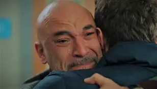 Ahmet, desconsolado, agradece a Ömer que le haya salvado la vida a Yasmin y le abraza por primera vez: "Gracias, hijo
