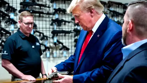 Trump con armas Trump con armas
