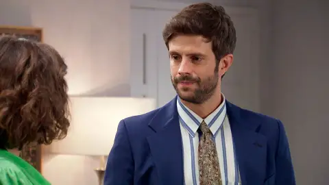 Victoria y Román temen a su padre ante una reunión de negocios decisiva Victoria y Román temen a su padre ante una reunión de negocios decisiva