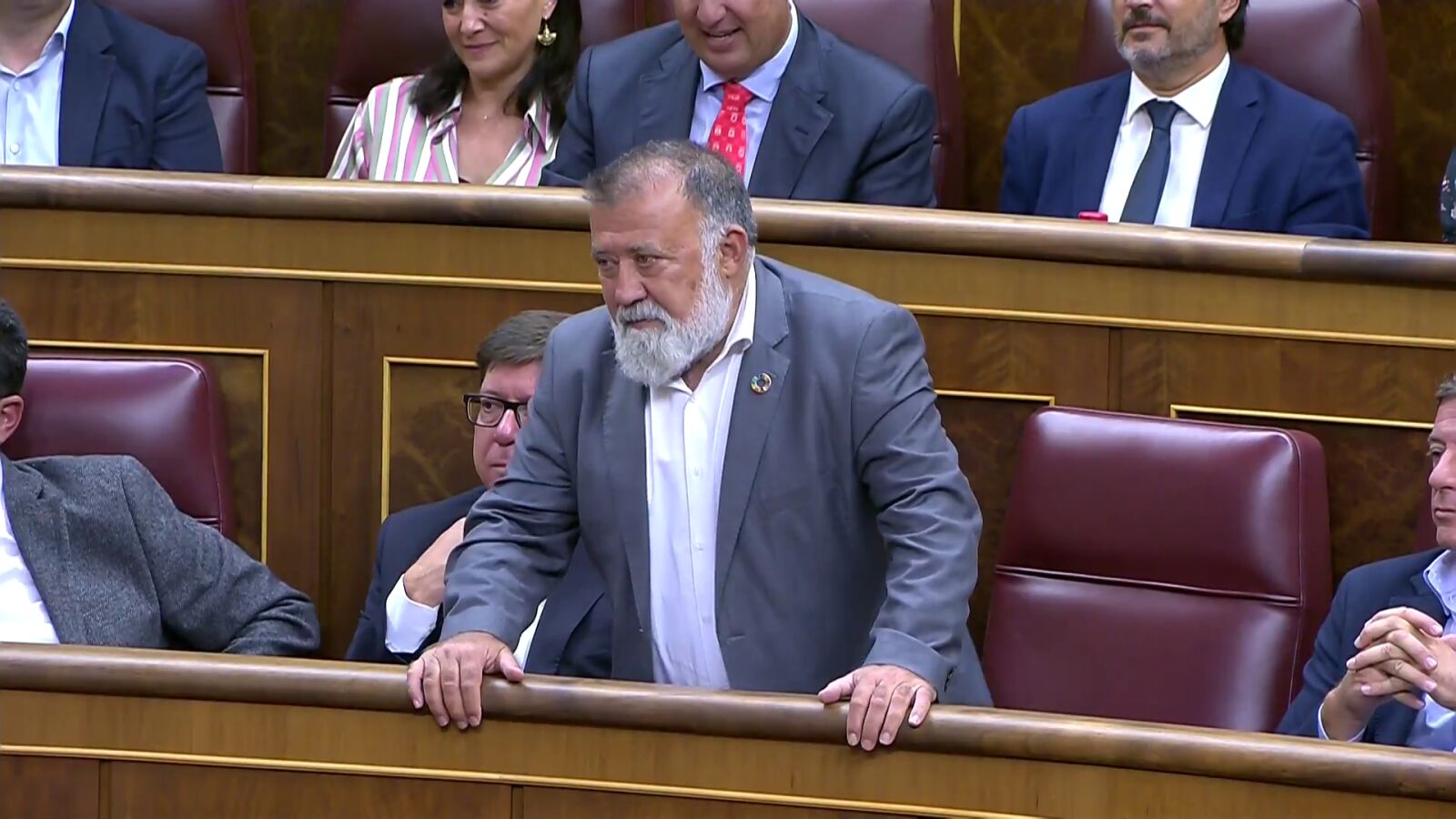 Un diputado del PSOE vota por error a Feijóo y desata la sorpresa y carcajadas del hemiciclo
