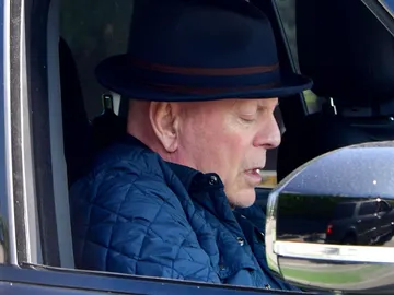 Bruce Willis en un coche en Los Angeles Bruce Willis en un coche en Los Angeles