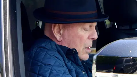Bruce Willis en un coche en Los Angeles Bruce Willis en un coche en Los Angeles