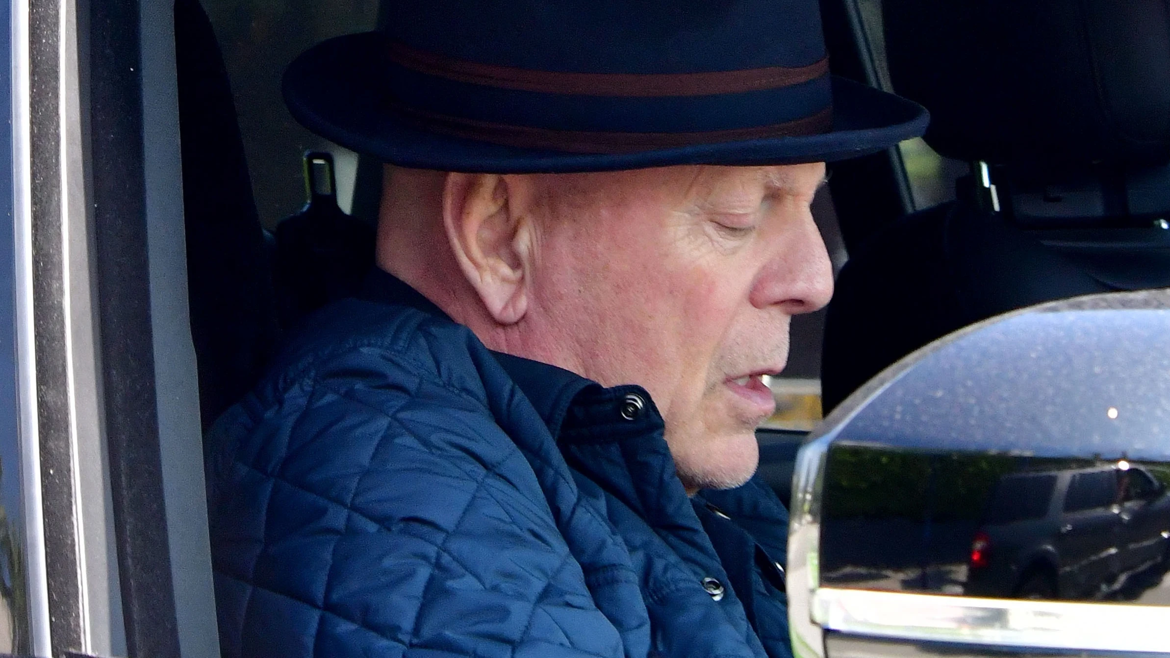 Bruce Willis en un coche en Los Angeles Bruce Willis en un coche en Los Angeles