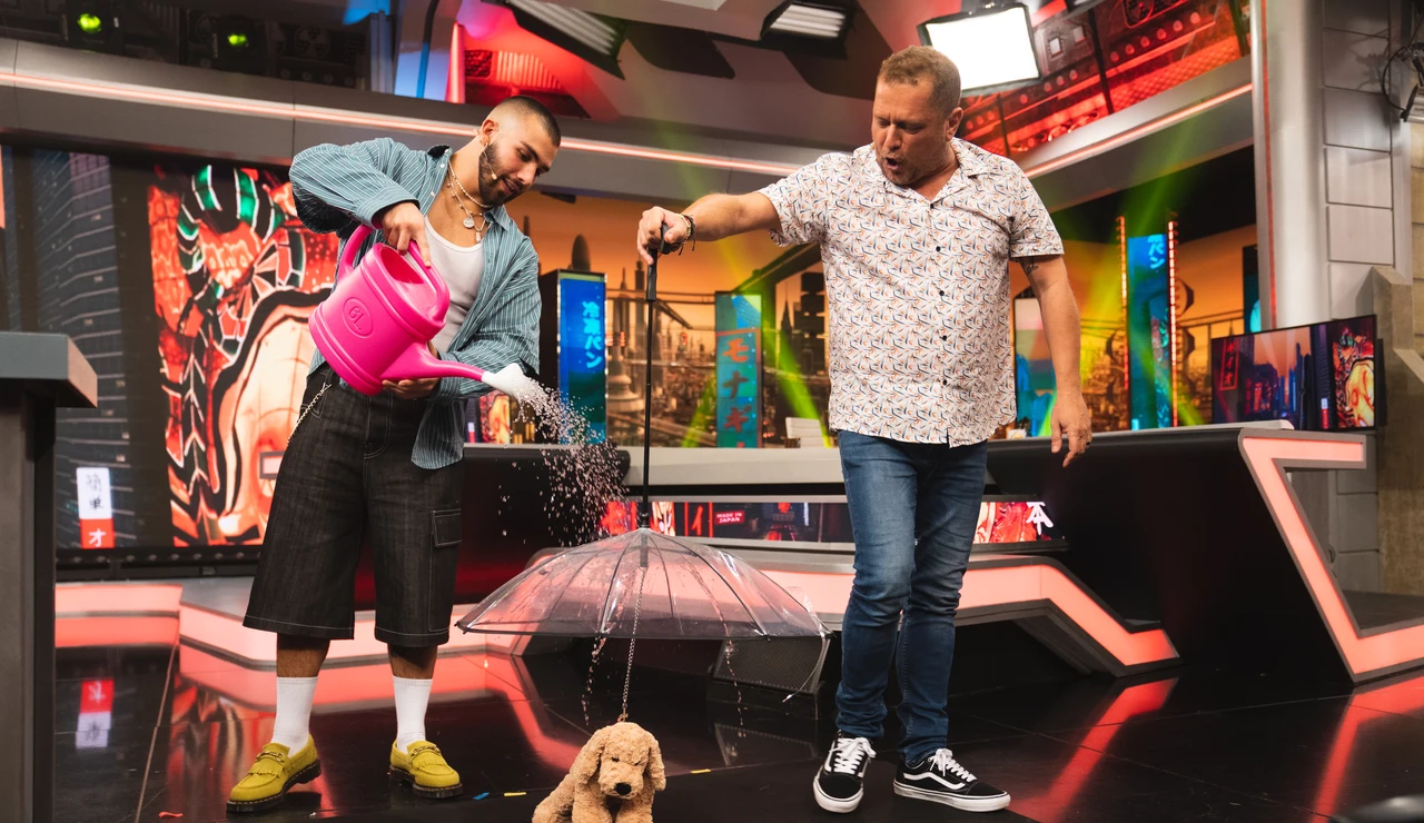 El Monaguillo conquista a Manuel Turizo con el revolucionario paraguas… ¡para mascotas!