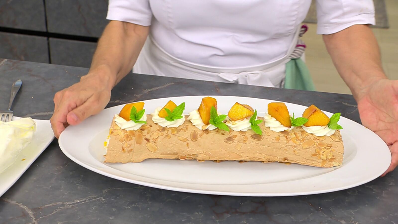 Receta fácil de rollo de merengue con melocotón, de Eva Arguiñano