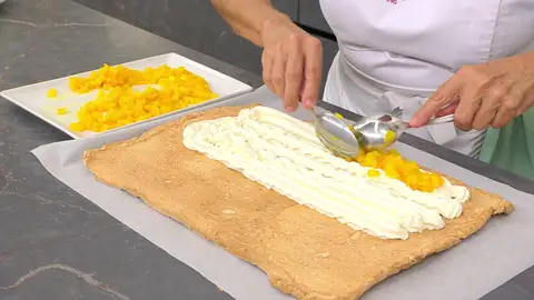 Comienza a montar el rollo añadiendo la nata Comienza a montar el rollo añadiendo la nata